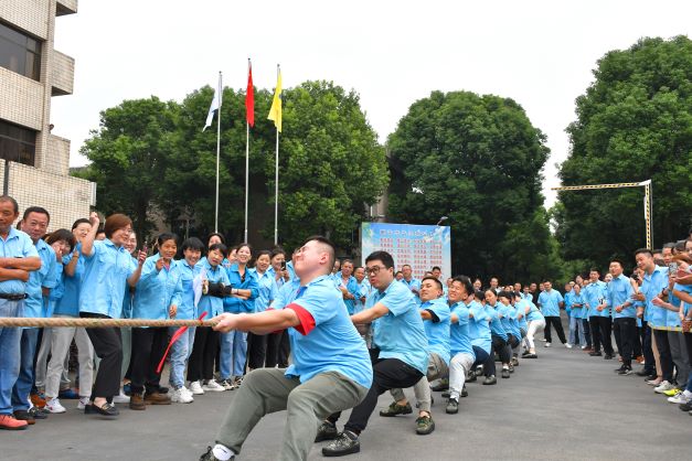 皖南电机举办“迎国庆”员工拔河比赛; 皖南电机举办“迎国庆”员工拔河比赛;